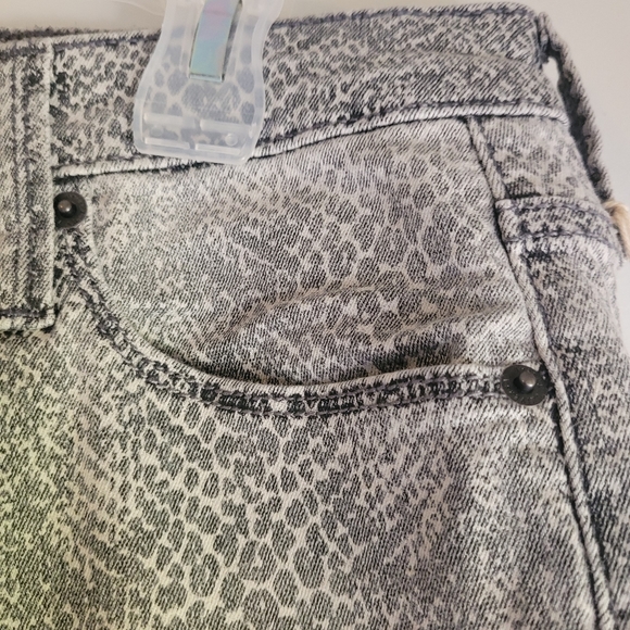 Universal Thread Ladies Size 10 Gray Snake Skin High-Rise Stretch Skinny Jeans - Picture 10 of 14